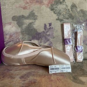 BRAND NEW NEVER USED RUSSIAN POINTE SHOES- BRAVA SIZE 8 STREET SHOE